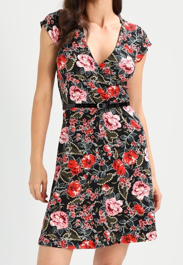 Czarna sukienka w kwiaty z kopertowym fasonem i krótkimi rękawkami. Czerwono-różowe kwiatowe wzory, dopasowana talia z paskiem. Gładka tekstura.