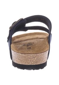 Sandale bleu marine avec plusieurs sangles, semelle intermédiaire en liège et texture de la semelle intérieure douce. La semelle extérieure en caoutchouc offre adhérence et stabilité.
