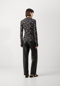 Scotch & Soda ALL OVER PRINTED MOCK NECK LONG SLEEVE - Camiseta de manga larga - black/white