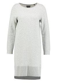 Abito a maglia grigio chiaro con maniche lunghe, collo rotondo, texture a costine e orlo a coste grigio scuro nella parte inferiore. Realizzato in morbido materiale a maglia.