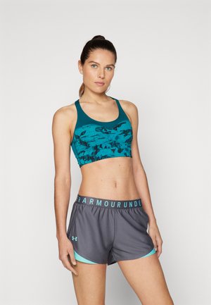 Soutien-gorge de sport teal avec un motif abstrait noir et un dos nageur, assorti à un short gris avec une taille et des finitions teal.