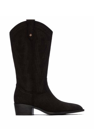 Bota vaquera negra de ante con tacón apilado de altura media y costuras decorativas en el cañón.