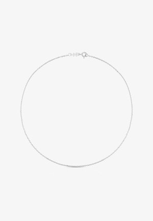 Collar delicado de cadena de plata con pequeño cierre redondo, exhibido sobre un fondo blanco en forma circular.