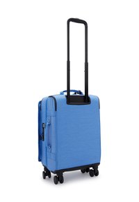 Modrý cestovní kufr s texturovaným textilním povrchem, teleskopickou rukojetí a čtyřmi černými otáčivými kolečky pro snadnou manipulaci.