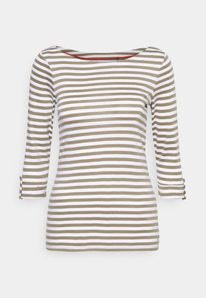 Chemise à manches longues avec rayures horizontales vert olive et blanches, encolure bateau et détail de boutons aux poignets.