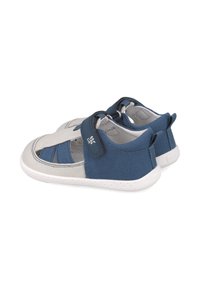 Sandal infantil en azul y gris, con un diseño transpirable, punta abierta, correa de velcro ajustable y suela de goma con perforaciones.