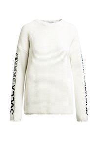 Weißer, gerippter Strickpullover mit rundem Ausschnitt und überschnittenen Schultern. Auf dem linken Ärmel befindet sich ein schwarzer "BRAND"-Schriftzug.