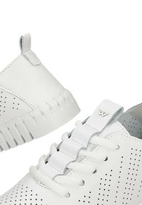 Witte leren sneakers met een geperforeerd ontwerp, platte veters en een getextureerde zool. Heeft een klein logo-accent op de tong.