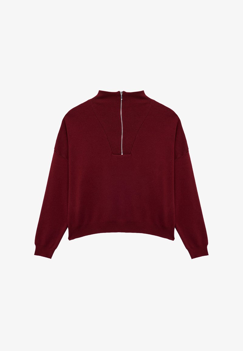 Bordeaux trui met hoge kraag en ritssluiting, voorzien van een ruime snit en dropped shoulders, gemaakt van een zachte gebreide stof.