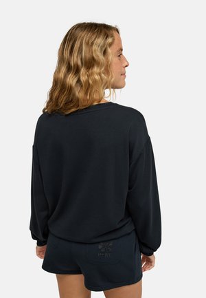 Donker marineblauwe sweatshirt met een relaxte pasvorm en lange mouwen, gecombineerd met bijpassende shorts met een logo detail en een gestructureerde stof.