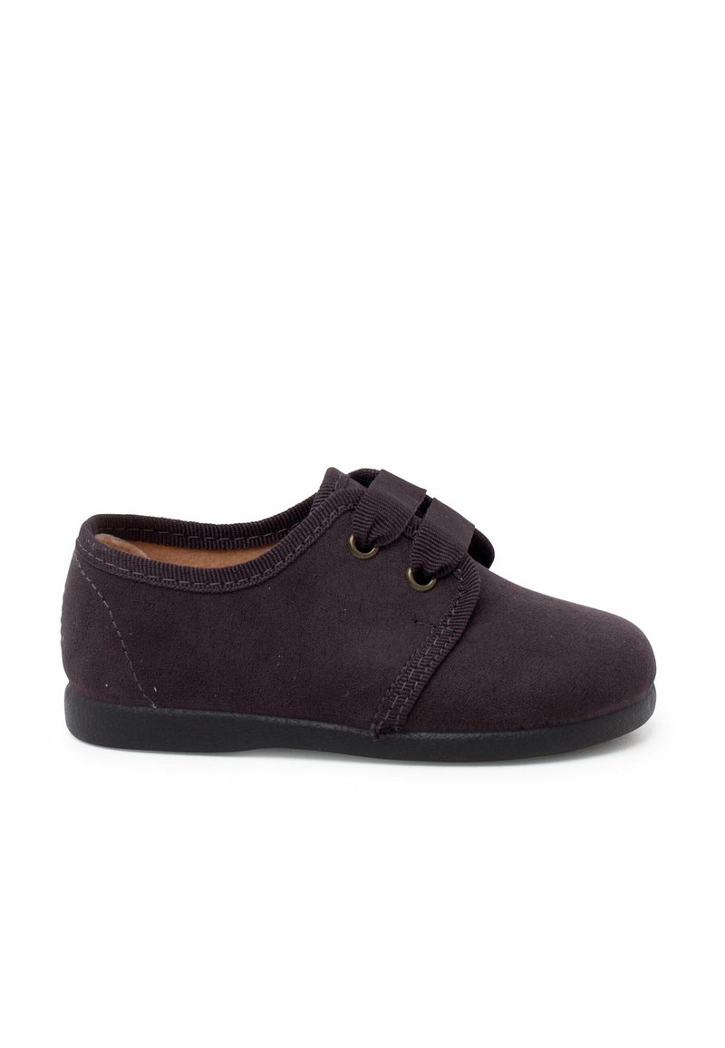 Scarpa in tela viola con punta arrotondata, doppie cinghie elastiche e suola nera in gomma bassa. Texture morbida e design minimalista.