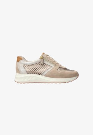 Baskets en daim beige clair avec panneaux perforés, fermeture éclair latérale, lacets sur le devant, accent au talon camel et semelle blanche texturée.
