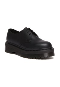 Zwarte leren oxford schoenen met een ronde neus, vetersluitingen en een dikke, gestructureerde zool met diepe profielen voor grip.
