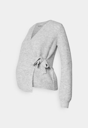 Graue gerippte Wickelstrickjacke mit langen Ärmeln, die einen Bindegürtel in der Taille und ein großzügiges Design für Umstandsmode bietet.