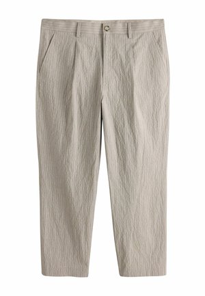 Pantalon beige clair à fines rayures, avec poches latérales, passants pour ceinture et fermeture à boutons sur le devant, présenté à plat sur fond blanc.