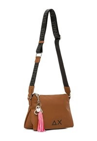 Borsa a tracolla marrone con tracolla regolabile nera, con testo "SUN68", un portachiavi con nappina rosa e simboli neri a triangolo e "X" sul fronte.