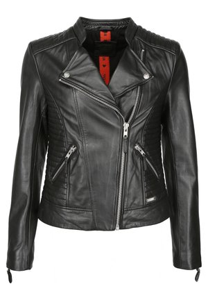Zwarte leren motorjack met een diagonale ritssluiting, schuin geplaatste zakken met ritsen, geribbelde schouderaccenten en een drukknoopkraag.