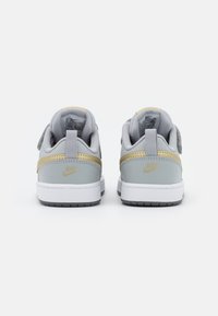 Nike Sportswear NIKE COURT BOROUGH LOW 2 (TD) - Sapatilhas - light smoke grey/metallic gold star/iron grey