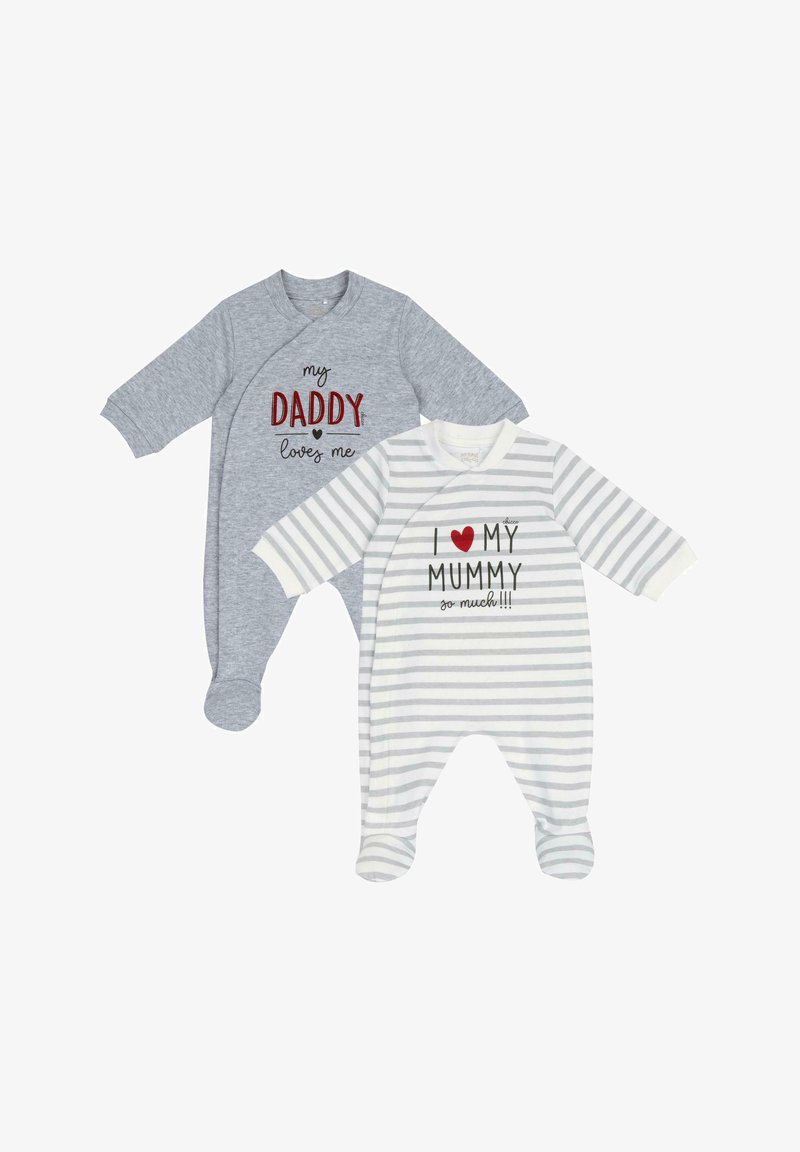 To baby rompers: en grå med rød tekst "min FAR elsker mig," og en hvid og grå stribet med "JEG ❤️ MIN MOR så meget!!!"
