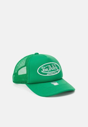 Grøn mesh trucker kasket med buet skygge og hvidt "Von Dutch Originals" logo på frontpanelet mod en ensfarvet baggrund.
