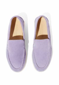 Lila suède instap schoenen met een ronde neus, voorzien van contrasterende stiksels en een glad leren interieur. De zool heeft een minimalistisch ontwerp.