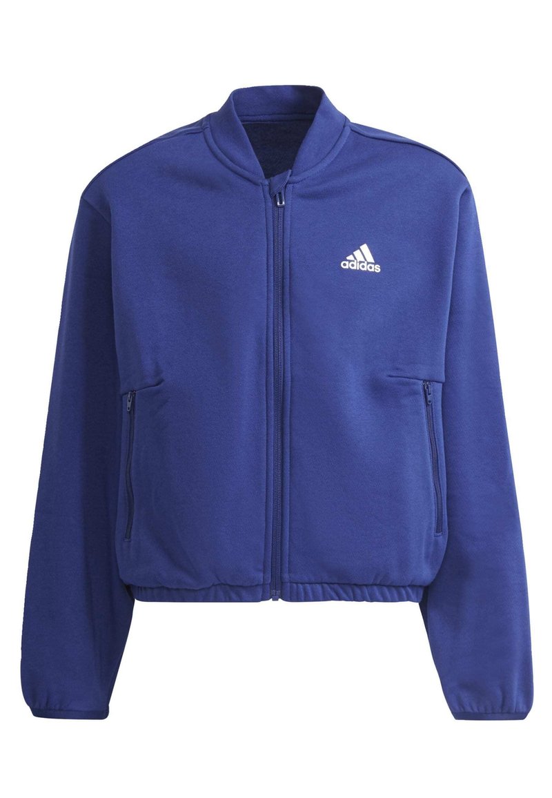 Sininen vetoketjullinen takki, joka on valmistettu fleece-materiaalista. Ominaisuuksiin kuuluu pystykaulus, sivuvetoketjullinen tasku ja valkoinen Adidas-logo rinnassa.