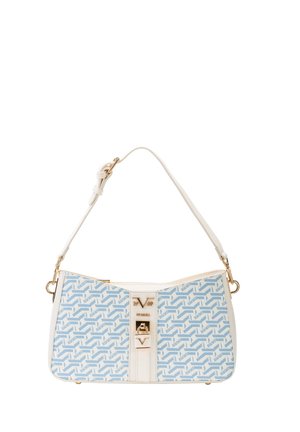 Weiß-blau gemusterte Handtasche mit verstellbarem Schulterriemen, goldfarbenen Schnallen und Logodetails auf der Vorderseite.