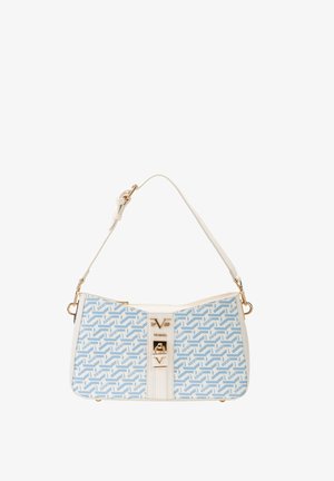 Weiß-blau gemusterte Handtasche mit verstellbarem Schulterriemen, goldfarbenen Schnallen und Logodetails auf der Vorderseite.