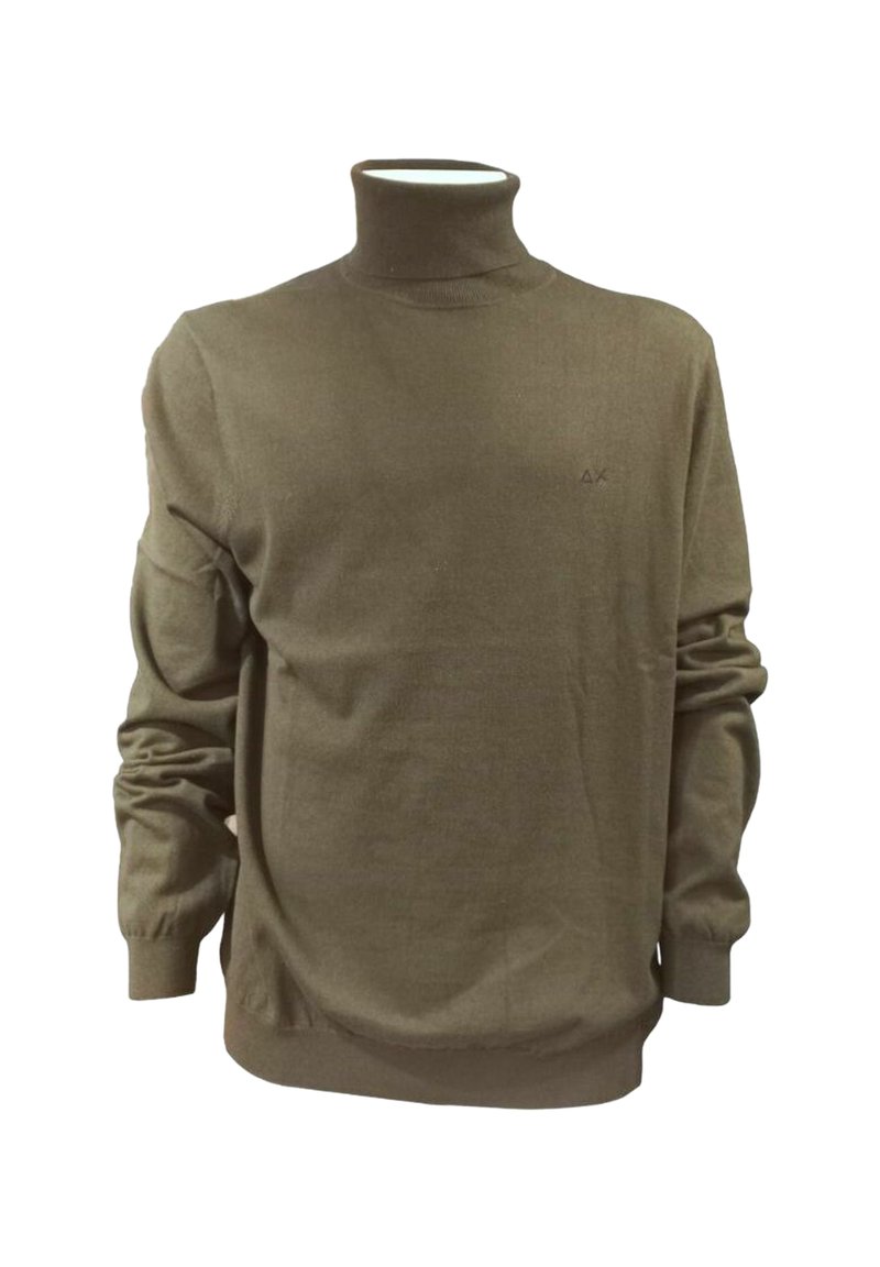 Brauner Rollkragenpullover aus weichem Stoff mit langen Ärmeln und einem gerippten Saum. Kleines Logo auf der Brust, minimalistisches Design.