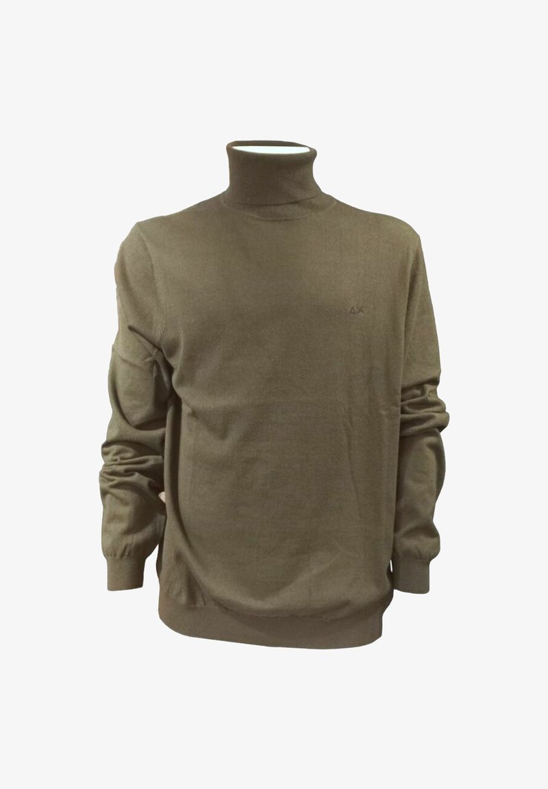 Brauner Rollkragenpullover aus weichem Stoff mit langen Ärmeln und einem gerippten Saum. Kleines Logo auf der Brust, minimalistisches Design.
