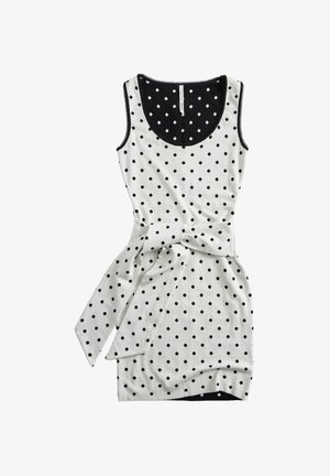 Ärmelloses weißes Kleid mit schwarzen Punkten, schwarzem Besatz am Ausschnitt und einem passenden Stoffgürtel, der in der Taille gebunden ist.