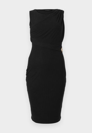 Svart ermeløs kjole med drapert design og samlede sidesømmer, accentuert med detaljer i gullfarge.