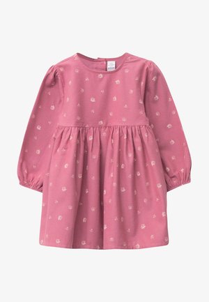 Pink baby kjole med lange ærmer med små hvide blomstermønstre og sommerfugle, sammenføjet talje og elastiske manchetter.