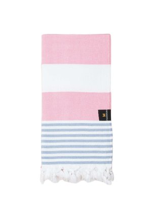 Asciugamano piegato con larghe strisce rosa, bianche e strette blu che terminano con frange bianche e una piccola etichetta nera del marchio.