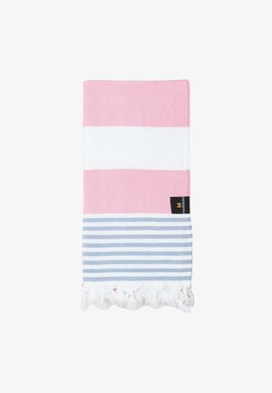 Asciugamano piegato con larghe strisce rosa, bianche e strette blu che terminano con frange bianche e una piccola etichetta nera del marchio.