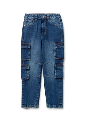 Niebieskie spodnie typu cargo z denimu z sześcioma kieszeniami na klapki, szlufkami na pasek, zapięciem na guziki oraz efektownym spraniem na białym tle.