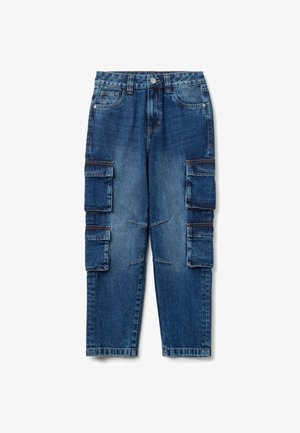 Blauwe denim cargobroek met zes klepzakken, riemlussen, knoopsluiting en een vervaagde wassing op een witte achtergrond.