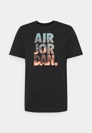 Camiseta negra de manga corta con un gran texto "AIR JORDAN" relleno con un diseño de degradado de cielo y silueta de salto de baloncesto.