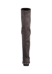 Grijze suède boven-de-knie laars met een ronde neus, slanke uitstraling en gouden accent op de zool; gladde textuur, zijkant rits.
