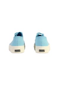 Sneakers in tela azzurro chiaro con suole in gomma bianca e branding nero sul tallone, caratterizzati da un classico design con lacci e tessuto testurizzato.