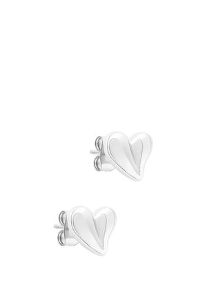 Set van glanzende zilveren oorknopjes in de vorm van een hart met vlinderachterkanten op een witte achtergrond.