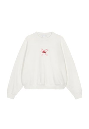 Hvid sweatshirt af blødt stof med et lyserødt broderet sløjfed motiv i midten, sænkede skuldre og ribstrikkede ærmekanter.