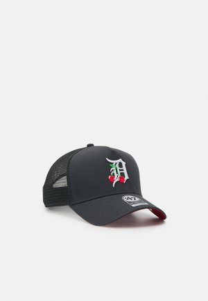 Casquette de baseball en mesh noir avec une lettre D blanche et des cerises rouges brodées sur le devant, et une visière incurvée avec un autocollant de la marque.