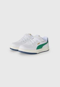 Baskets blanches avec une touche de vert, dotées d'un dessus en cuir lisse, d'un bout arrondi et d'une sangle Velcro. Semelle extérieure bleue et détail du logo doré.