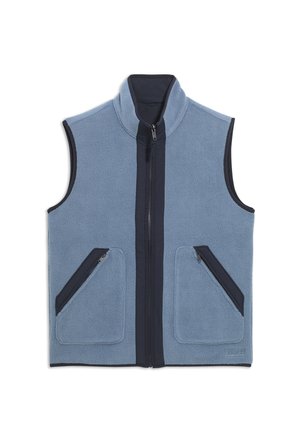Fleece vest in lichtblauw met een hoge kraag, voorzien van een ritssluiting aan de voorkant en twee schuin geplaatste donkerblauwe zakken. Zachte textuur met minimale ontwerpelementen.