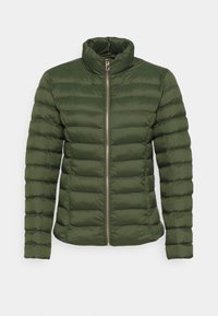 Grön puffjacka med horisontellt quiltat mönster, hög krage och vertikal dragkedja. Slät tyggmaterial och lätt konstruktion.