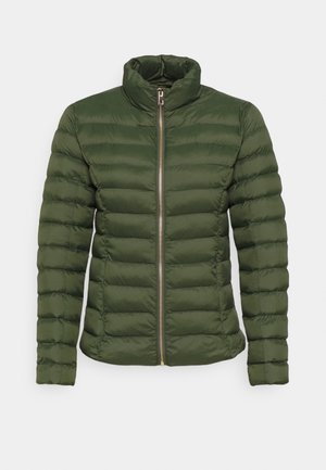 Giacca a vento verde con design a motivo trapuntato orizzontale, colletto alto e cerniera verticale. Tessuto liscio e costruzione leggera.