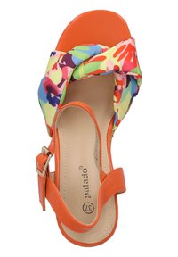 Orange Sandale mit einem blumenmusternden Stoffriemen, flachem Absatz und verstellbarer Knöchelgeschnalle. Glatte Lederinnensohle, offenes Zehendesign.