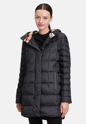 Schwarze Pufferjacke mit steppdesign, ausgestattet mit einer karierter Kapuze, zwei Seitentaschen und Reißverschluss. Glatte Textur und leicht.