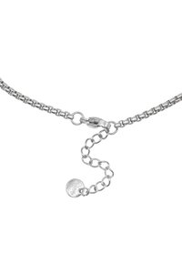 Collana in argento con un design semplice a catena, un moschettone e un allungatore con un piccolo ciondolo circolare inciso.